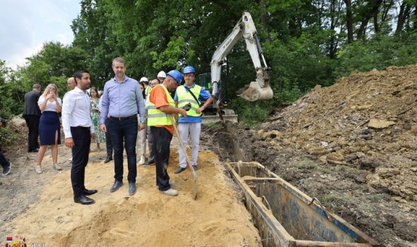 Momirović obišao radove na izgradnji kanalizacione infrastrukture u Beloševcu (FOTO)