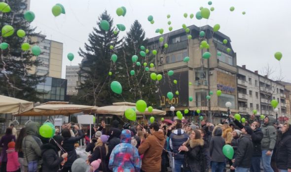 Poleteli baloni podrške deci oboleloj od raka (FOTO)