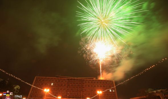 Mirna novogodišnja noć u Kragujevcu, vatromet najavio dolazak 2019. (FOTO)