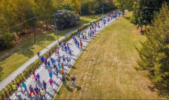 Oktobarska trka sećanja: Učestvuješ i pomažeš da se renovira sportsko igralište u školi (VIDEO)