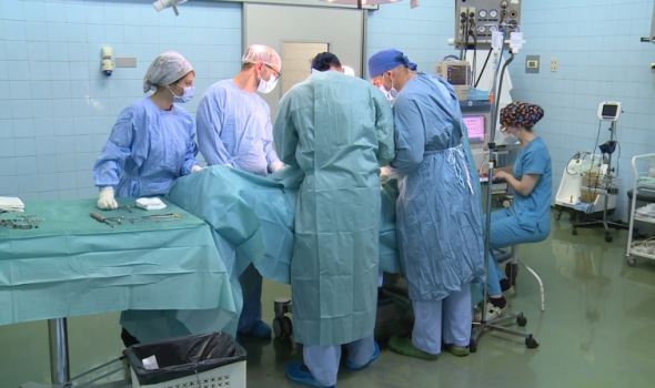 Francuski ortoped operisao četvoro dece sa teškim deformitetima kičme u UKC Kragujevac
