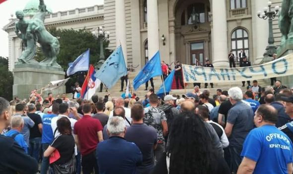 Završen protest oružara u Beogradu: "Lopovi! Lopovi!" i crveni kartoni za poslanike