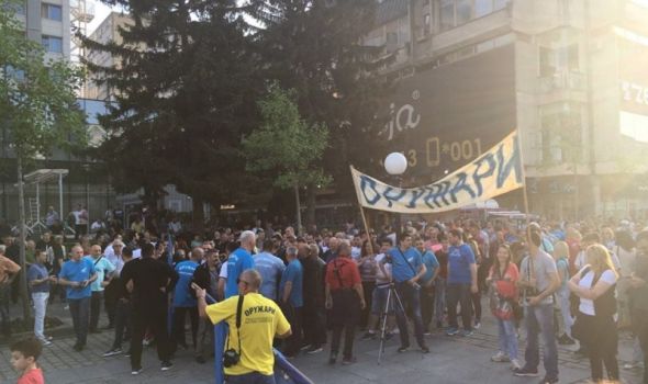 PROTEST kod Krsta: "ZASTAVU ORUŽJE izuzeti iz PRIVATIZACIJE, moramo da sačuvamo fabriku"