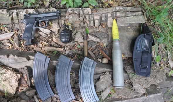 Više oružja nego godina: Uhapšen mladić zbog bombe, municije i pištolja