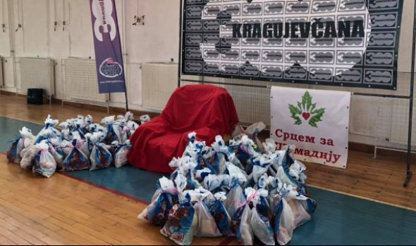 Deda Mraz u Kragujevcu: Udruženje “300 Kragujevčana” daruje decu paketićima