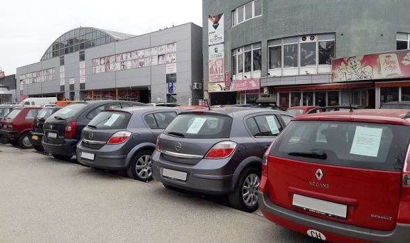 AERODROMCI SE GODINAMA BORE ZA PARKING: Prodavci polovnih automobila se odomaćili, pravni status vezuje ruke