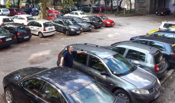Parking u centru grada u OČAJNOM stanju, sve se RASPADA: Ima li nade da će biti sređen? (FOTO)