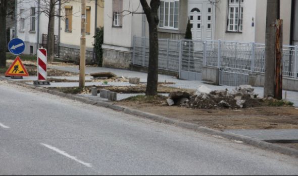 Nova pešačka staza u Daničićevoj “nakon 50 godina gaženja po blatu”