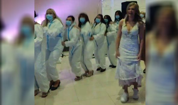 Nesvakidašnja svadba: Kolege iz KOVID ambulante iznenadile mladu (VIDEO)