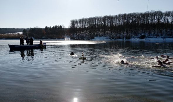 Plivanje za Časni krst sutra na Šumaričkom jezeru: Za Vitešku titulu “Nosilac Bogojavljenskog krsta Šumadije 2023” nadmetaće se 112 plivača