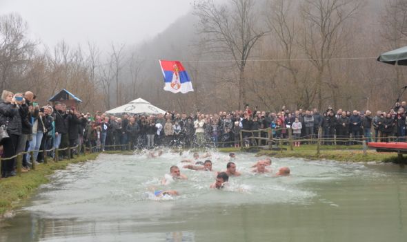 Održano plivanje za Časni krst i na Dulenskom jezeru