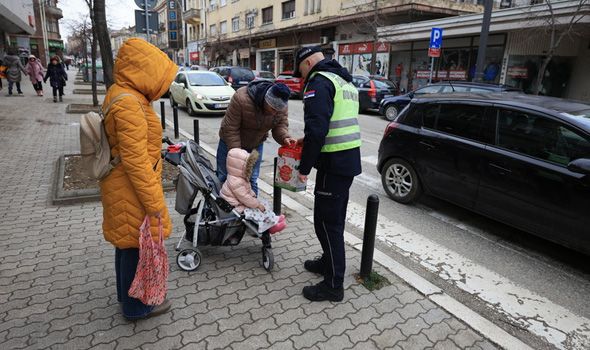 Grad i Saobraćajna policija obradovali najmlađe Kragujevčane paketićima (FOTO)