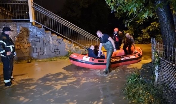 Poplavljeno oko 100 KUĆA I DVORIŠTA, EVAKUISANO 13 građana (FOTO)