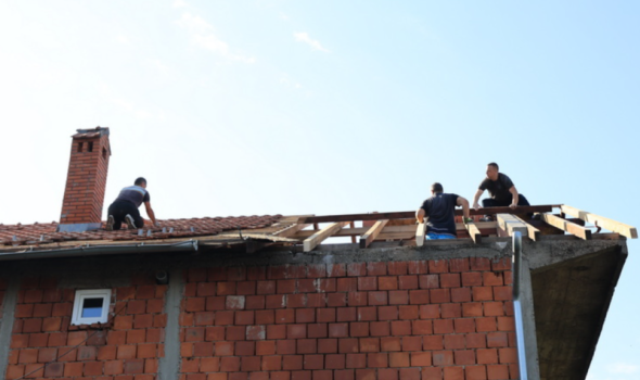 Kragujevački vatrogasci pomogli sugrađanki da prepokrije krov kuće koji je stradao u nevremenu (FOTO)