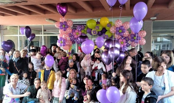 Pušteni ljubičasti baloni u vazduh – UKC Kragujevac obeležio Svetski dan prevremeno rođenih beba (FOTO)