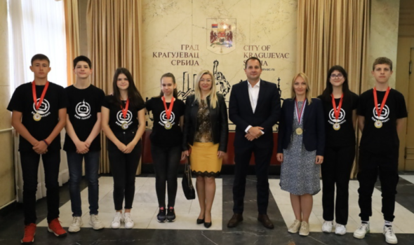 „Robosapijensi“: Kragujevački osnovci zablistali na Međunarodnom takmičenju talentovanih učenika iz informatike INFOS 2023