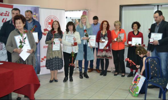 Institut za javno zdravlje i Mirjana Marković nagrađeni Zlatnim znakom Crvenog krsta Srbije (FOTO)