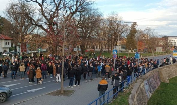 Protest i blokada ulica i u Kragujevcu (FOTO)