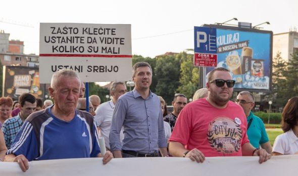 "1 od 5 miliona": "SNS je Kragujevac OTPISAO", Bošku prolaznici dobacivali da je onaj što bije žene (FOTO)