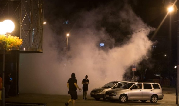 PROTEST PRERASTAO U HAOS: Demoliranje zgrade Gradske i Policijske uprave, baklje, suzavac, privođenja (FOTO)