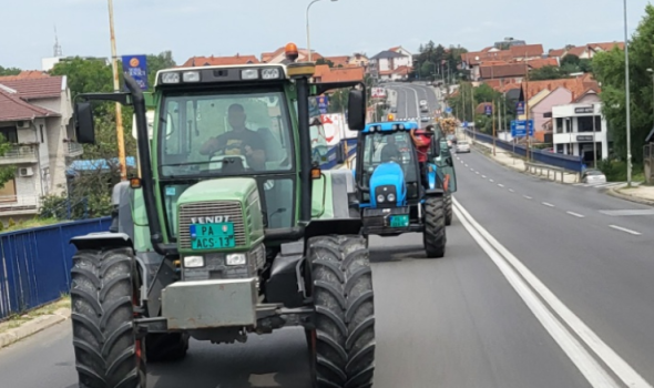 Šumadijski poljoprivrednici prenoćili u Kragujevcu, u ponedeljak kreću auto-putem za Beograd