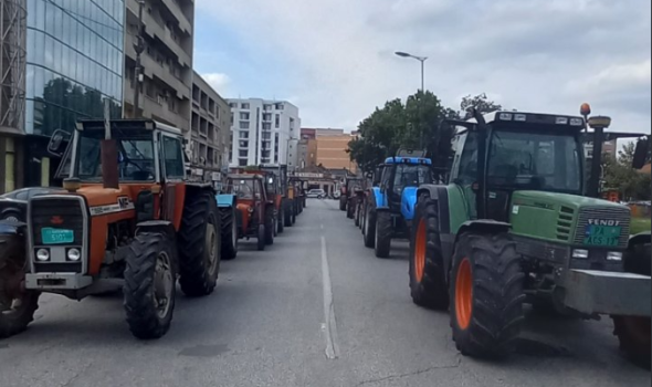 Poljoprivrednici kolonom traktora blokirali centar Kragujevca
