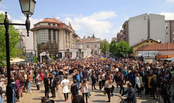 Protest kragujevačkih prosvetih radnika na Đačkom trgu