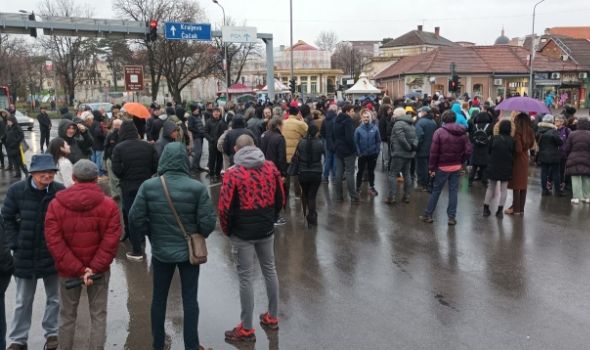 Održan PROTEST i u Kragujevcu: Blokada raskrsnica kod Zastavinog solitera i Velikog parka (FOTO)