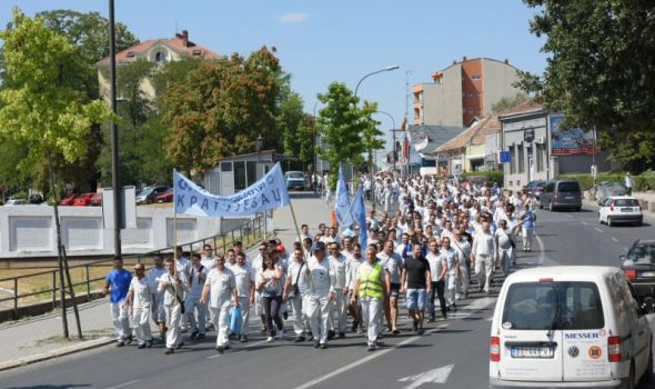 Protestna šetnja: Sindikalci zovu premijerku u Kragujevac, traže hitno formiranje kriznog štaba i sednicu GV na temu Fiat (FOTO)