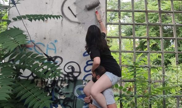 Aktivisti Kragujevačke inicijative prekrečili grafite kukastih krstova (FOTO)