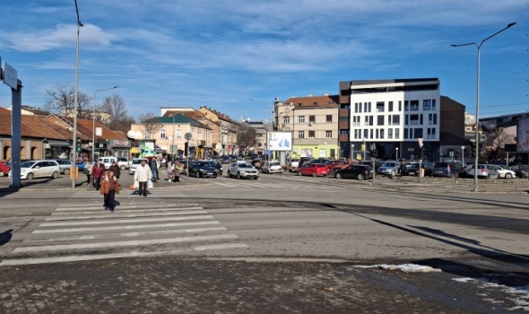 (U)STANI I TI: Protestna šetnja i blokada raskrsnice kod Zastavinog solitera (FOTO)