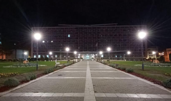 Rekonstruisana javna rasveta na platou ispred zgrade Gradske uprave (FOTO)