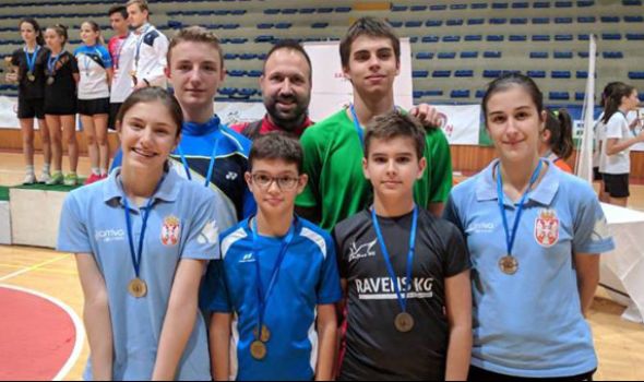 Badminton klubu “Ravens KG” pehar i osam medalja u Kruševcu (FOTO)