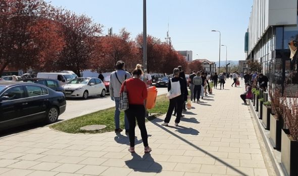 PAR SATI PRED DVODNEVNI KARANTIN: Kako se pripremaju Kragujevčani? Redovi beskonani, čeka se i iza pošte (FOTO)