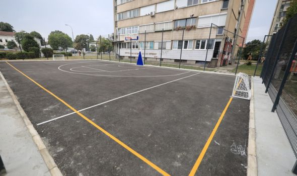 Novi izgled sportskog terena iza hotela “Kragujevac” (FOTO)