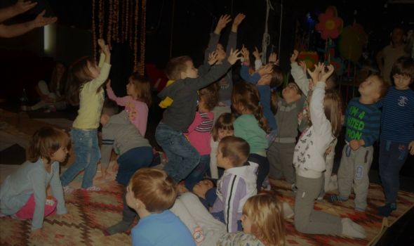 Predstava za bebe i najmlađe "Šareno drvo" u Pozorištu za decu i mlade