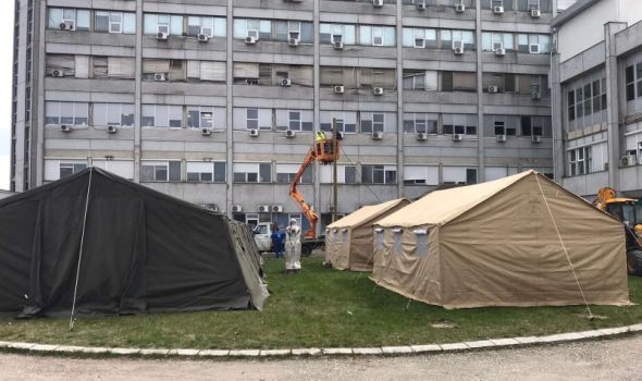 U krugu Kliničkog centra postavljeni šatori za epidemiološku trijažu