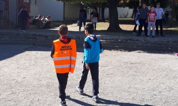 „Ne prljaj. Nemaš izgovor!“: Očišćeno dvorište škole „Treći kragujevački bataljon“