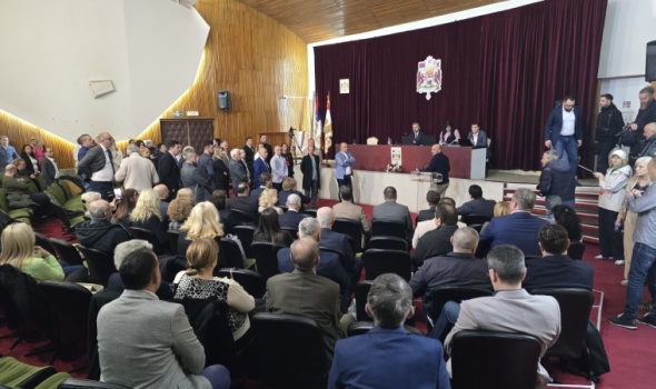 SG usvojila sve odluke bez rasprave, opozicija pravila buku, zastavom Srbije sakrila predsednika Momčilovića