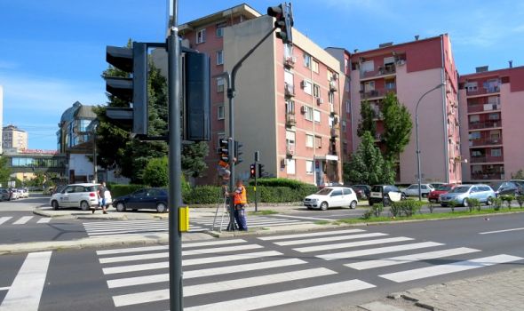Zamenjena svetlosna signalizacija u Lepeničkom bulevaru (FOTO)