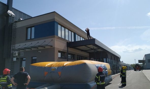 Vežba u "Siemensu": Evakuacija, vazdušni jastuci, požar u proizvodnoj hali (FOTO)