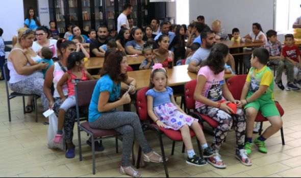 “Romanipen” i grad obradovali 80 romskih mališana školskim priborom