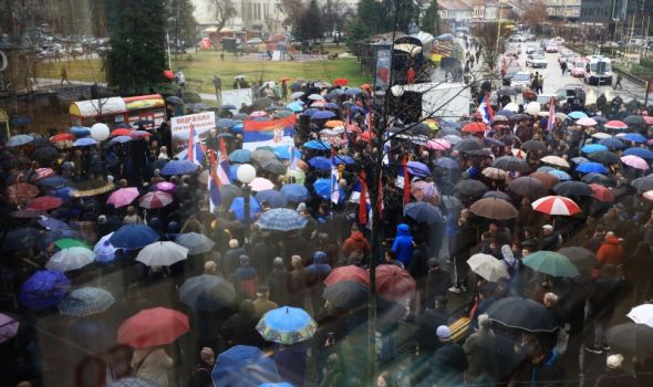 U Pešačkoj zoni održan skup podrške Srbima na barikadama na Kosovu i Metohiji (FOTO)