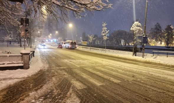 Građani: Ulice neočišćene - Zimska služba: Prioritetne saobraćajnice prohodne