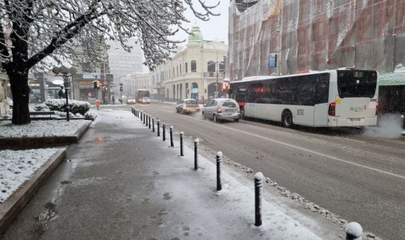 SNEG ne prestaje da pada - Zimska služba: Prioritetne saobraćajnice prohodne (FOTO)