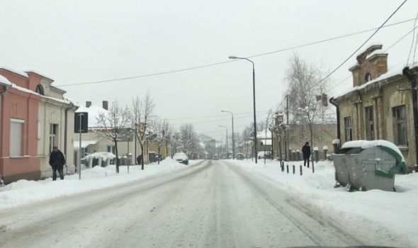 GRTALICA Zimske službe krčila put do PRIVATNOG POSEDA dok je grad bio zatrpan snegom?!