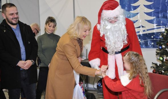 Biljana Ilić Stošić u ime SNS-a delila paketiće deci iz socijalno najugroženijih porodica (FOTO)