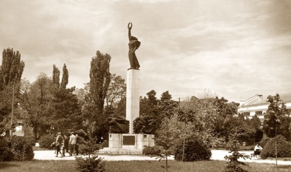 STARI KRAGUJEVAC - Znamenita mesta, stara zdanja i objekti - SPOMENIK PALIM ŠUMADINCIMA