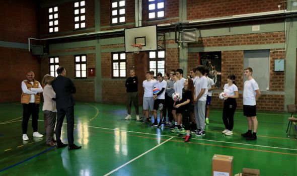 Prvoj kragujevačkoj gimnaziji donirana sportska oprema za unapređenje nastave fizičkog vaspitanja