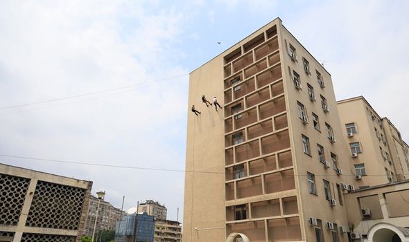 Nesvakidašnja vežba: Članovi PEK “Gora” spustili se sa vrha zgrade Gradske uprave niz planinarski konopac (FOTO)